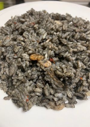 Una foto de Arroz negro con gambas y calamares