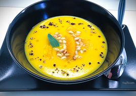 Vellutata di zucca all'arancia e zenzero, con pinoli tostati e pepe tostato e pestato
