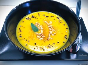 Foto di Vellutata di zucca all'arancia e zenzero, con pinoli tostati e pepe tostato e pestato