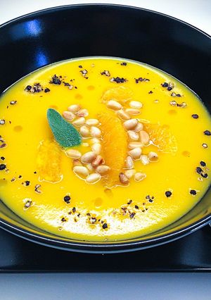 Foto di Vellutata di zucca all'arancia e zenzero, con pinoli tostati e pepe tostato e pestato