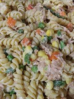 Una foto de Ensalada de Espirales fríos con atún y primavera