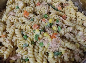 Una foto de Ensalada de Espirales fríos con atún y primavera