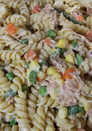 Una foto de Ensalada de Espirales fríos con atún y primavera