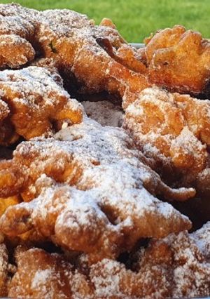 O poză a rețetei Gogoși cu flori de salcâm.
