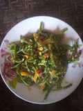 Légumes Sautés aux Haricots Verts et Carottes avec Omelette et Cacahuètes Grillées