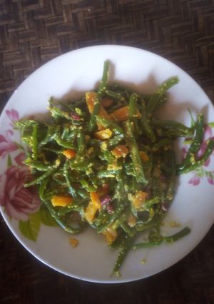 Une photo de Légumes Sautés aux Haricots Verts et Carottes avec Omelette et Cacahuètes Grillées