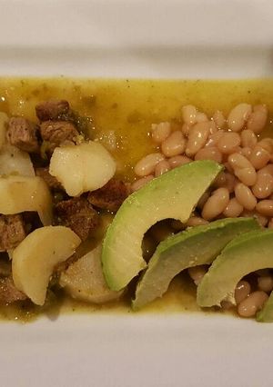 Una foto de Carne de res con papas, en salsa de tomates y jalapeños