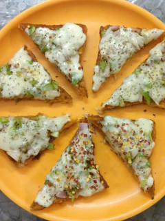 A picture of Bread Pizza.