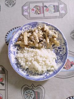 Una foto de Tofu con setas
