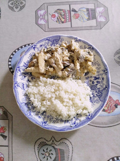 Una foto de Tofu con setas