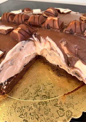 A picture of Cheesecake with Kinder Bueno!!!! 🍫🍫🍫.