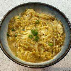 A picture of Tamago donburi (egg rice bowl).