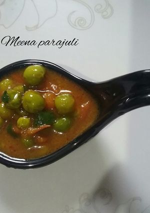 A picture of Matar aloo jhol.