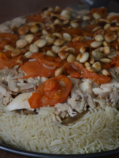 Una foto de Makluba de pollo