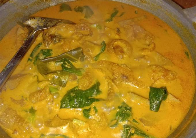 Gulai nangka, tunas lobak dan kerupuk kulit