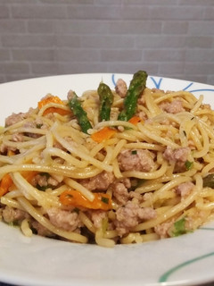 Una foto de Pasta integral con carne y verduras