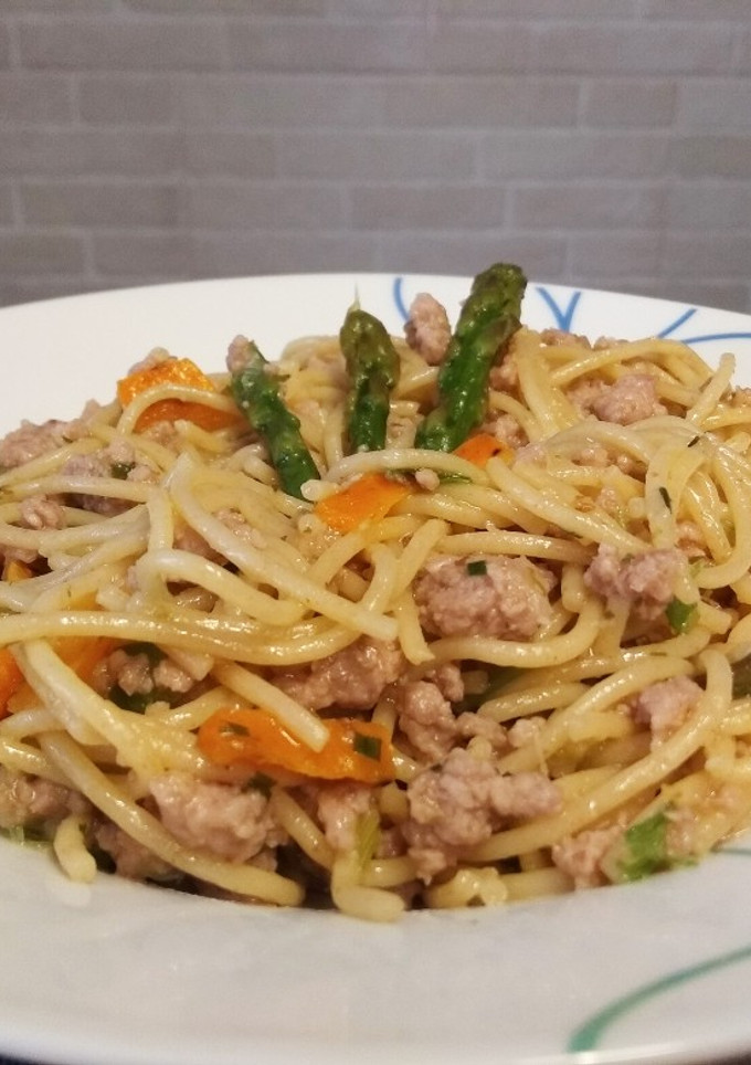 Una foto de Pasta integral con carne y verduras