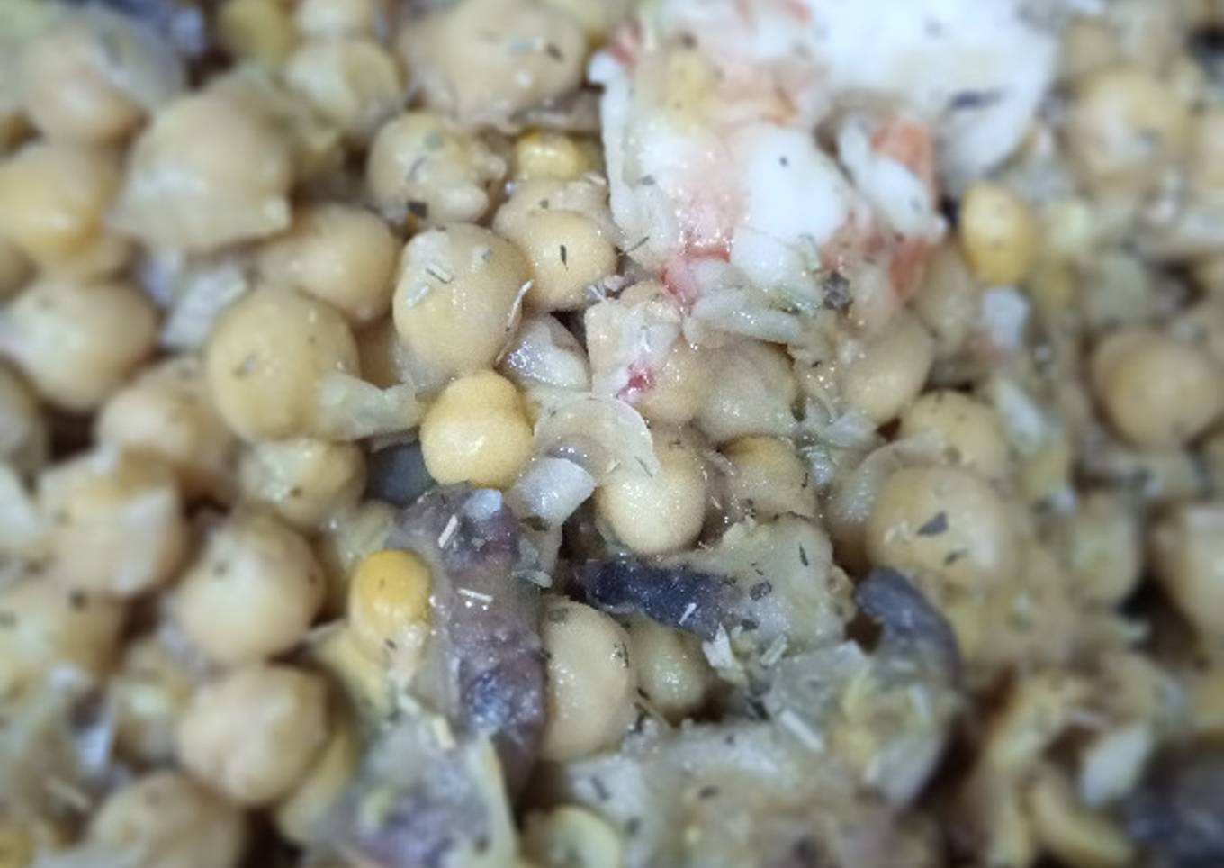 Garbanzos salteados con champiñones y gambas a las hierbas provenzales