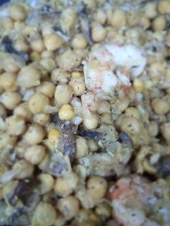 Una foto de Garbanzos salteados con champiñones y gambas a las hierbas provenzales