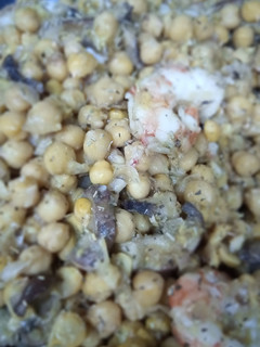 Una foto de Garbanzos salteados con champiñones y gambas a las hierbas provenzales