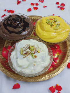 आम्रखंड,चाॅकलेट आणि ड्रायफ्रुट श्रीखंड(mango, chocolate and dry fruits shrikhand recipe in marathi) रेसिपी चे मुख्य फोटो