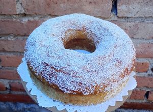 Una foto de Bizcochuelo de vainilla, con cobertura de dulce de leche y coco🥥🍯