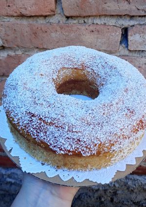 Una foto de Bizcochuelo de vainilla, con cobertura de dulce de leche y coco🥥🍯