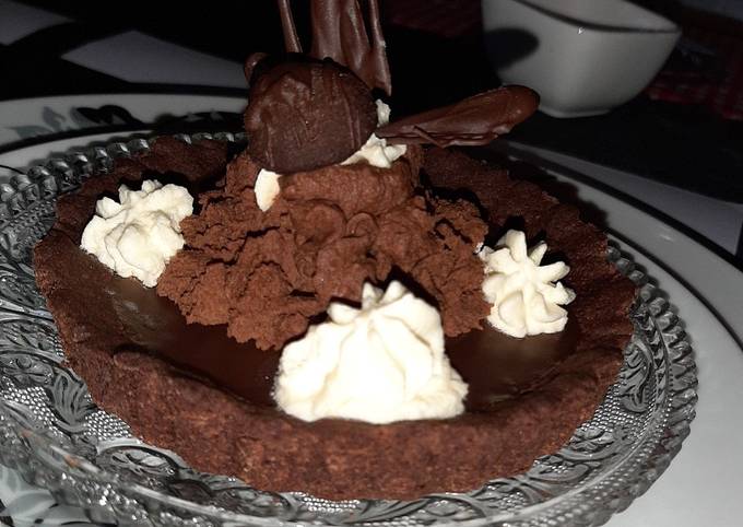 Mini chocolate tart with ganache topping and fresh cream
