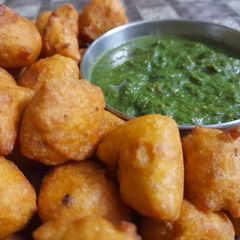 A picture of Moong dal pakodas.