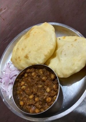 A picture of Bhature.