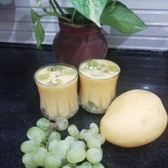 A picture of Grapes & Mango Smoothie.