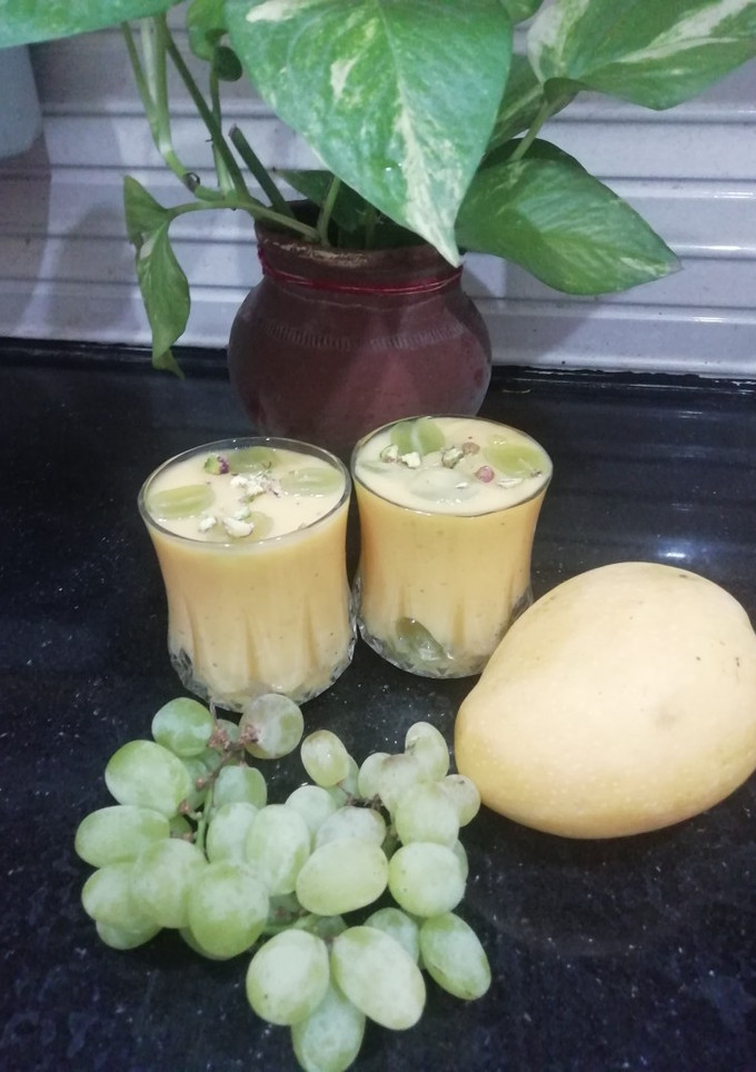 A picture of Grapes & Mango Smoothie.