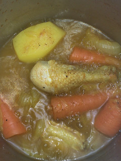 Una foto de Caldito de pollo, zanahoria, patata y cebolla