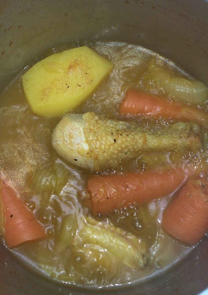 Una foto de Caldito de pollo, zanahoria, patata y cebolla
