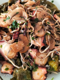Una foto de Salteado de pulpo con gulas y verduras