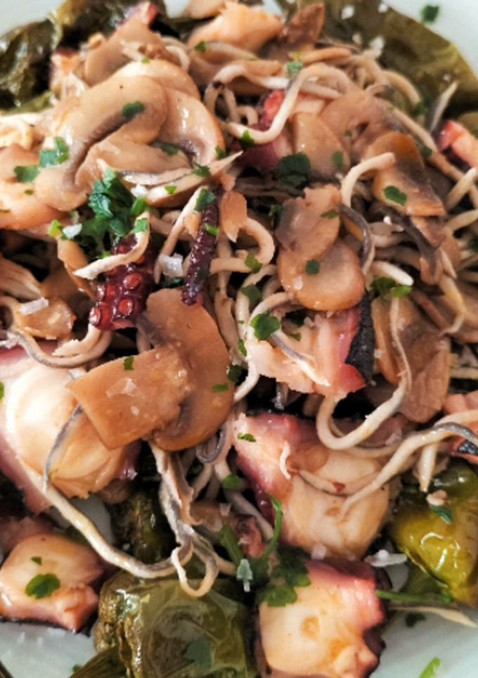 Una foto de Salteado de pulpo con gulas y verduras