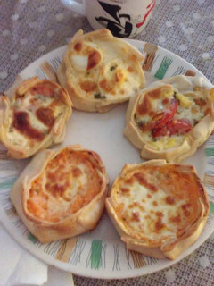 Una foto de Canastitas de zapallo, tomate, huevo y queso