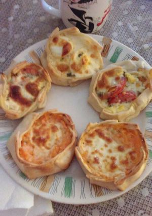 Una foto de Canastitas de zapallo, tomate, huevo y queso