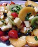 Ensalada de frutas de verano con menta y aceite de oliva