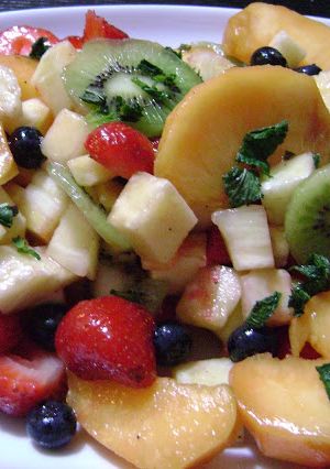 Foto principal de Ensalada de frutas de verano con menta y aceite de oliva