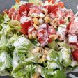 Ensalada fresca con salsa de queso gorgonzola