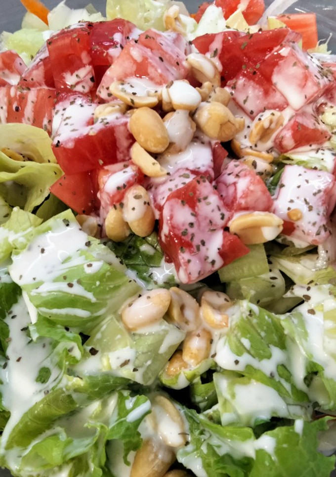 Una foto de Ensalada fresca con salsa de queso gorgonzola