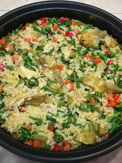 Una foto de Arroz Nomen con alas de pollo, bimi y alcachofas