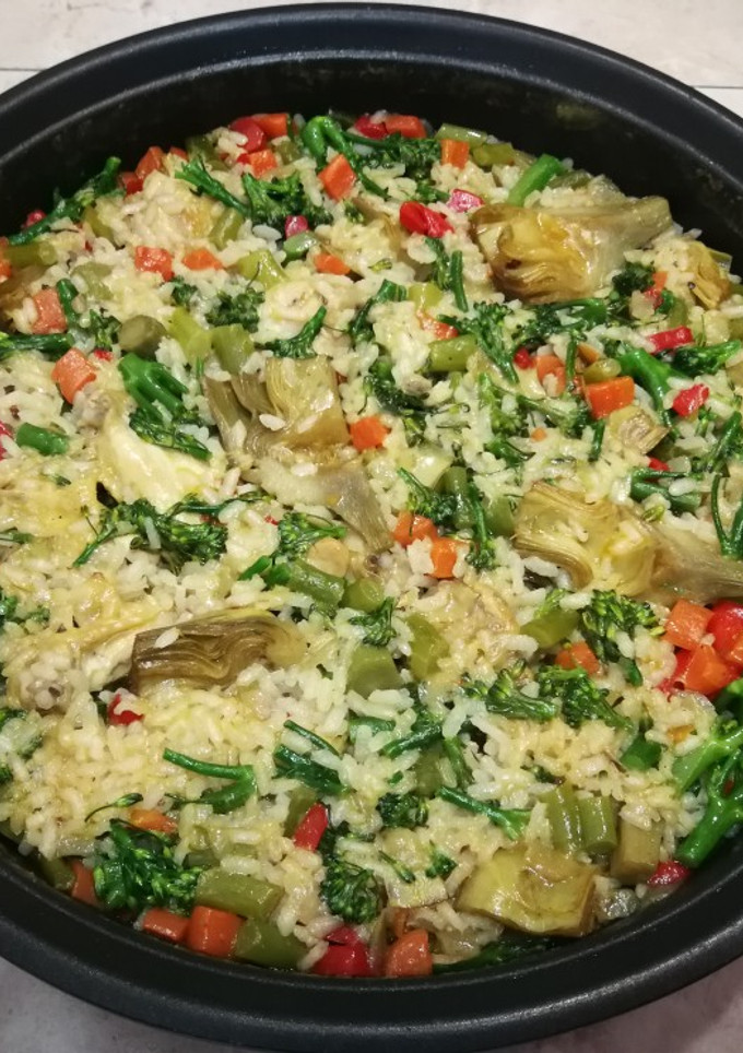 Una foto de Arroz Nomen con alas de pollo, bimi y alcachofas