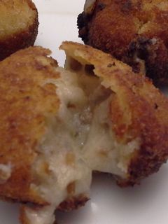 Una foto de Croquetas de roquefort y dátiles