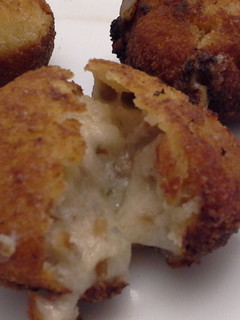 Una foto de Croquetas de roquefort y dátiles