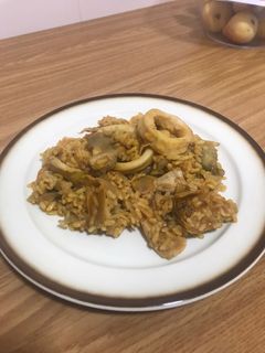 Una foto de Arroz meloso con calamares y alcachofa
