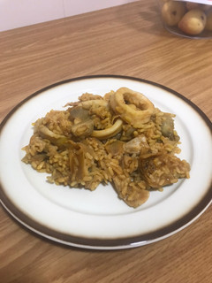 Una foto de Arroz meloso con calamares y alcachofa