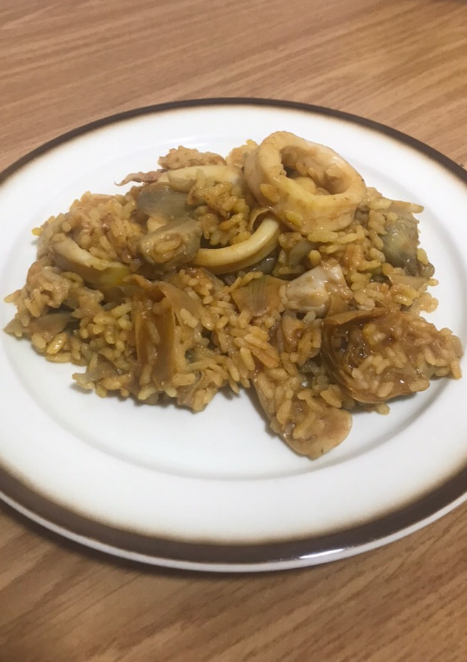 Una foto de Arroz meloso con calamares y alcachofa
