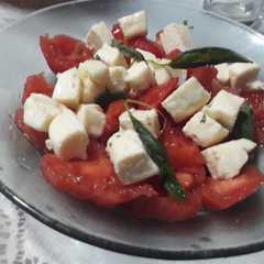 A picture of Ensalada Caprese.